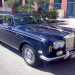 la Rolls Royce Shadow del 1974 a motore V8, con il suo blu argentato e l'ampio radiatore sormontato dallo "Spirito dell'estasi", l'inconfondibile statuetta che caratterizza i modelli dell'azienda inglese